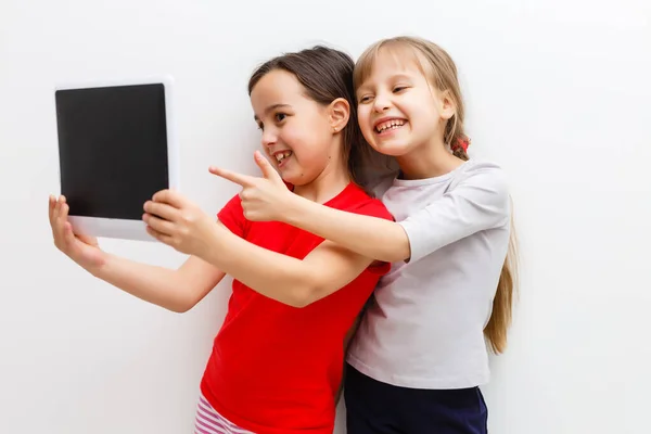 Foto Van Twee Mooie Meisjes Met Tablet Witte Achtergrond — Stockfoto