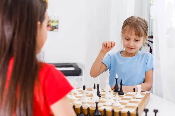 Dos Lindos Niños Jugando Ajedrez Casa — Foto de Stock