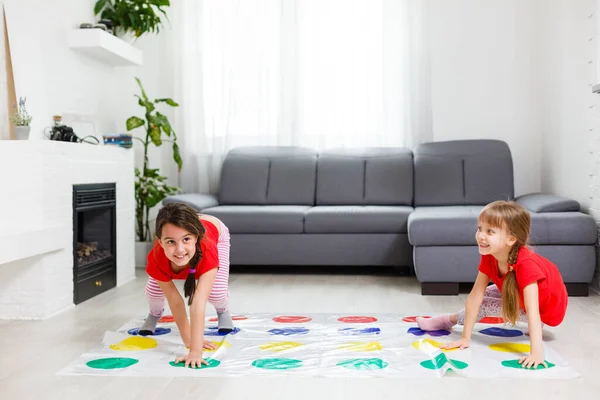 自宅で床でゲームを楽しんでいる2人の女の子 兄弟姉妹友好 — ストック写真