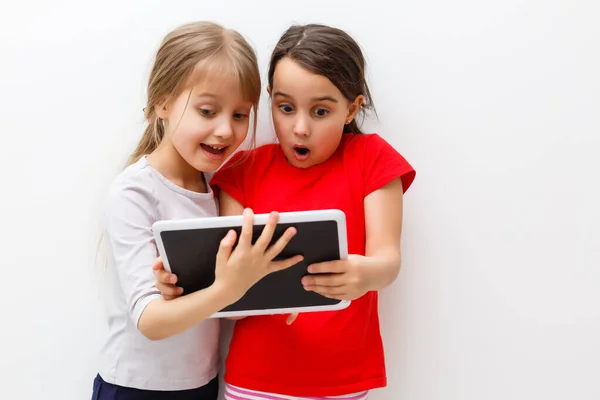 Bild Von Zwei Schönen Mädchen Mit Tablet Auf Weißem Hintergrund — Stockfoto