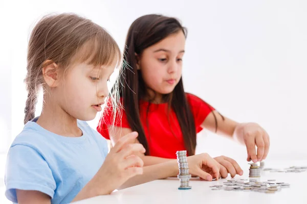 Dos Niños Contando Monedas Juntos — Foto de Stock