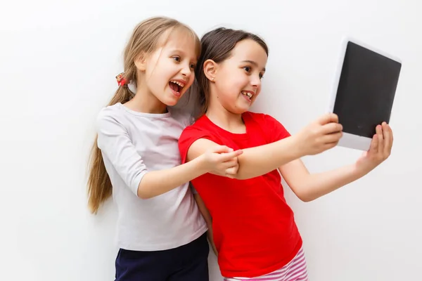 Foto Van Twee Mooie Meisjes Met Tablet Witte Achtergrond — Stockfoto