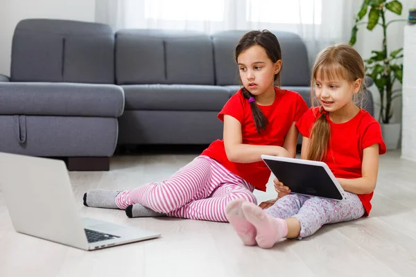 Bambine Che Giocano Tablet Computer Seduto Sul Pavimento — Foto Stock