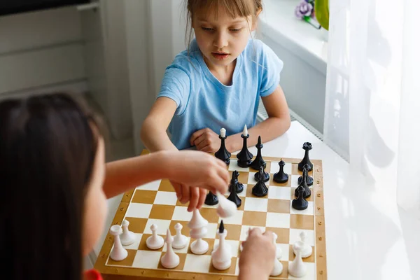귀여운 어린이가 집에서 체스를 — 스톡 사진