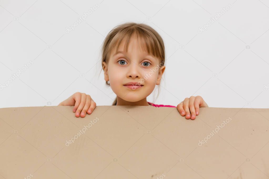 Alegre niña y niño preescolar en camiseta azul brillante abrazando y  mirando la cámara mientras se encuentra de pie contra la pared blanca  Fotografía de stock - Alamy