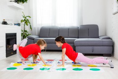 İki küçük kız evde yerde oyun oynuyorlardı. Kardeşler Dostluğu