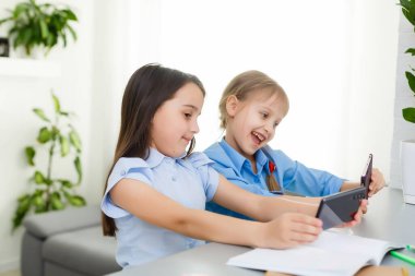 İnternette okuyan iki küçük kız. Çevrimiçi Uzaklık Öğrenme, e-öğrenme, konsept