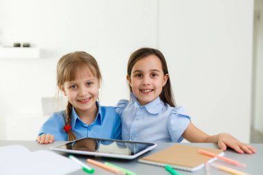 Evde öğreniyorum, evde öğreniyorum. Küçük çocuklar evde bilgisayarla online öğrenim görüyorlar. Karantina ve Sosyal Mesafe.