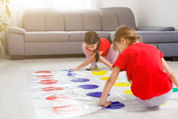 Dos Niñas Felices Ropa Niños Juegan Con Entusiasmo Suelo — Foto de Stock