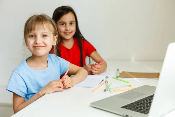 Két Lányt Legidősebbet Legfiatalabbat Eljegyeztek Egy Asztalnál Egy Laptopon — Stock Fotó