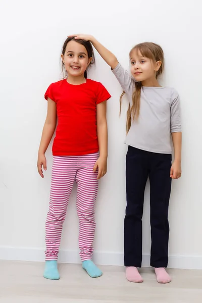 Twee Meisjes Strekken Zich Uit Met Hand Schaal — Stockfoto