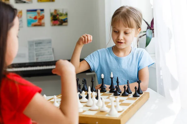 Duas Irmãzinhas Jogando Xadrez Casa — Fotografia de Stock