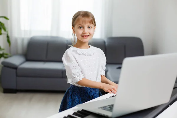 Accueil Leçon Musique Pour Fille Piano Idée Activités Pour Enfant — Photo