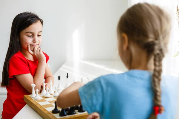 Dos Lindos Niños Jugando Ajedrez Casa — Foto de Stock