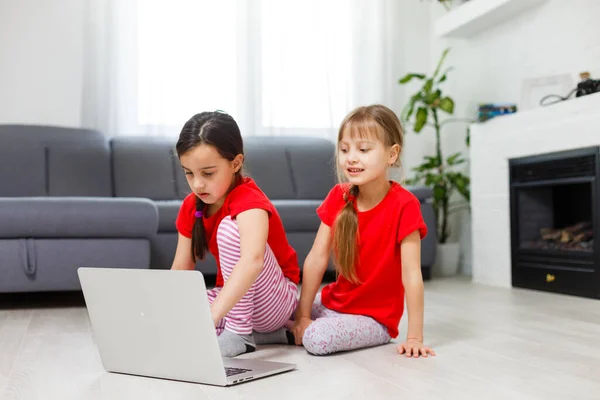 Deux Petites Filles Assises Devant Ordinateur Portable Riant Gros Plan — Photo