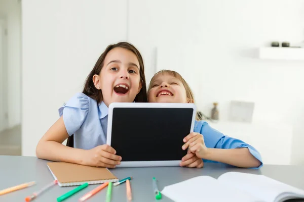 Mooie Stijlvolle Schoolmeisjes Die Tijdens Haar Online Les Thuis Studeren — Stockfoto
