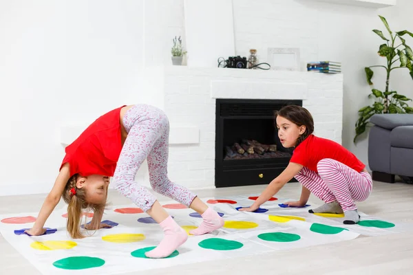 Twee Kleine Meisjes Hebben Plezier Spelen Spel Vloer Thuis Vriendschap — Stockfoto