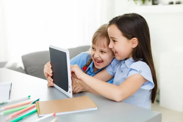 Studentesse Piuttosto Alla Moda Che Studiano Durante Sua Lezione Online — Foto Stock