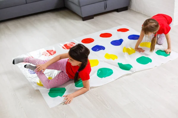 Duas Meninas Divertindo Jogando Jogo Chão Casa Irmãos Amizade — Fotografia de Stock