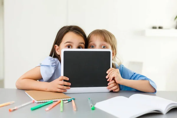 从家里学习 家教孩子的概念 小孩子在家里用笔记本电脑学习在线学习 隔离和社会疏离概念 — 图库照片