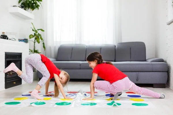 Twee Gelukkige Meisjes Kinderkleding Spelen Enthousiast Vloer — Stockfoto