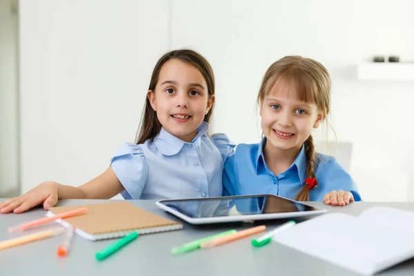 Studentesse Piuttosto Alla Moda Che Studiano Durante Sua Lezione Online — Foto Stock