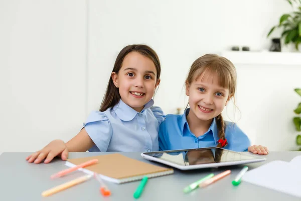 Duas Meninas Estudando Online Ensino Distância Online Learning Conceito — Fotografia de Stock