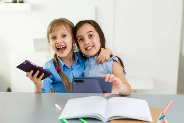 Twee Kleine Meisjes Die Online Studeren Online Leren Afstand Learning — Stockfoto