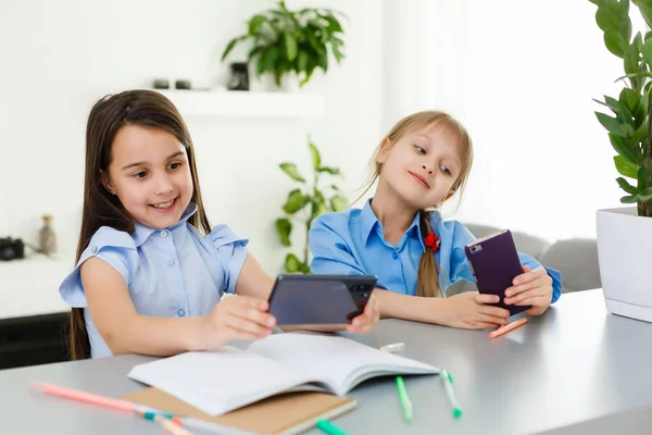 Duas Meninas Estudando Online Ensino Distância Online Learning Conceito — Fotografia de Stock