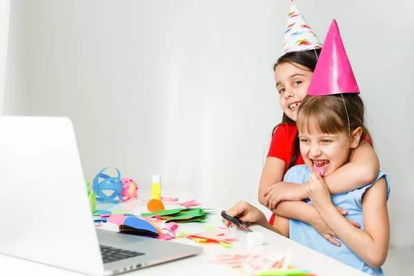 Festa Aniversário Online Para Crianças Meninas Pequenas Vestidos Chapéu Celebram — Fotografia de Stock