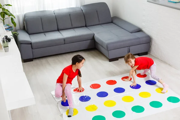 Twee Kleine Meisjes Hebben Plezier Spelen Spel Vloer Thuis Vriendschap — Stockfoto