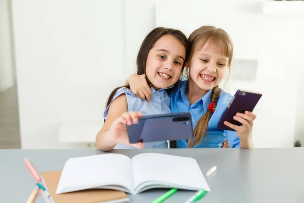 Deux Petites Filles Qui Étudient Ligne Enseignement Distance Ligne Learning — Photo