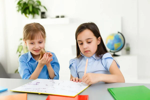 Studentesse Piuttosto Alla Moda Che Studiano Durante Sua Lezione Online — Foto Stock