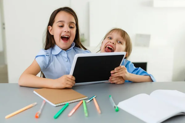 Studentesse Piuttosto Alla Moda Che Studiano Durante Sua Lezione Online — Foto Stock