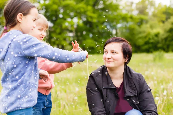 Mutter Mit Kleiner Tochter Bläst Zum Löwenzahn Lifestyleszene Park — Stockfoto