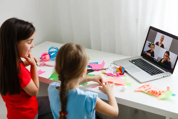 Aprendendo a partir de casa, conceito de criança em casa. As crianças pequenas estudam aprendizagem on-line de casa com laptop. Conceito de quarentena e distanciamento social. — Fotografia de Stock