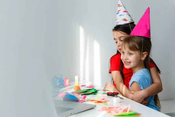 Festa Aniversário Online Para Crianças Meninas Pequenas Vestidos Chapéu Celebram — Fotografia de Stock