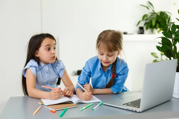 Escola Online Fixe Crianças Estudando Line Casa Usando Laptop Jovens — Fotografia de Stock
