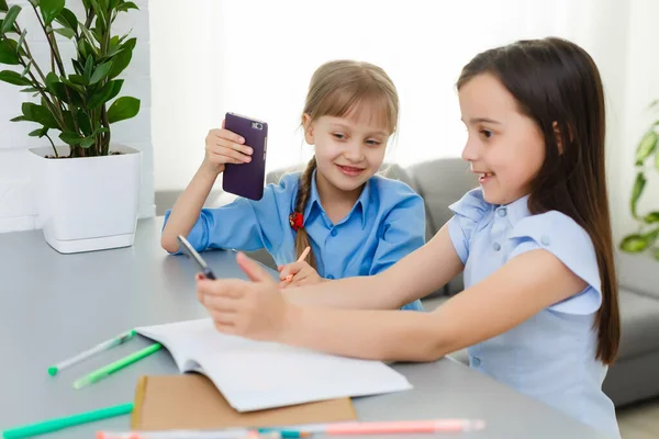 Dos Niñas Estudiando Línea Aprendizaje Distancia Línea Learning Concepto —  Fotos de Stock