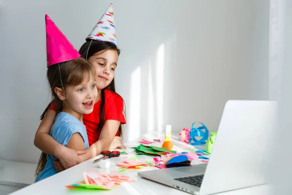 Uma Menina Curvas Risos Frente Laptop Boné Celebra Aniversário Internet — Fotografia de Stock