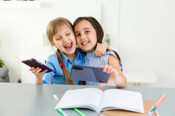 Due Bambine Che Studiano Online Apprendimento Distanza Online Learning Concept — Foto Stock