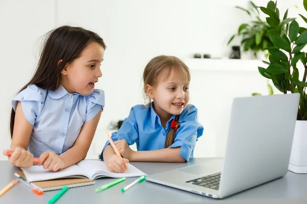 Ωραίο Online Σχολείο Παιδιά Μελετούν Διαδικτυακά Στο Σπίτι Χρησιμοποιώντας Ένα — Φωτογραφία Αρχείου