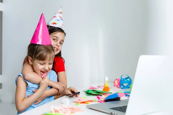 Uma Menina Curvas Risos Frente Laptop Boné Celebra Aniversário Internet — Fotografia de Stock