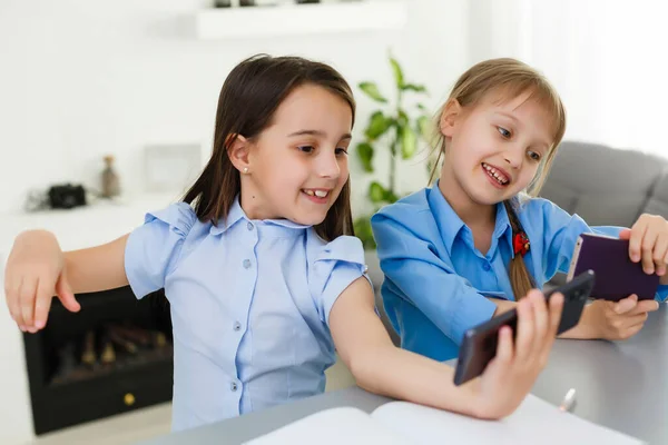 Duas Meninas Estudando Online Ensino Distância Online Learning Conceito — Fotografia de Stock