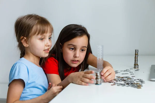 Retrato Niñas Sentadas Mesa Calculando Dinero — Foto de Stock