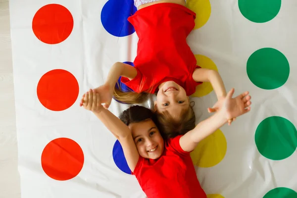 Dvě Šťastné Dívky Dětském Oblečení Nadšeně Hrají Podlaze — Stock fotografie