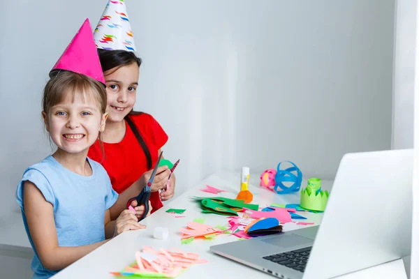 Barn Online Födelsedagskalas Små Flickor Klänningar Hatt Fira Semester Med — Stockfoto
