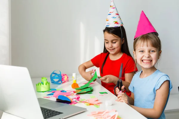 Festa Aniversário Online Para Crianças Meninas Pequenas Vestidos Chapéu Celebram — Fotografia de Stock