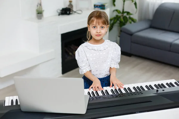 Девочка Учится Играть Пианино Время Карантина Коронавирусная Концепция — стоковое фото