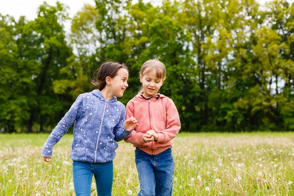 Zwei Schwestern Umarmen Sich Freien Glückliche Familie — Stockfoto